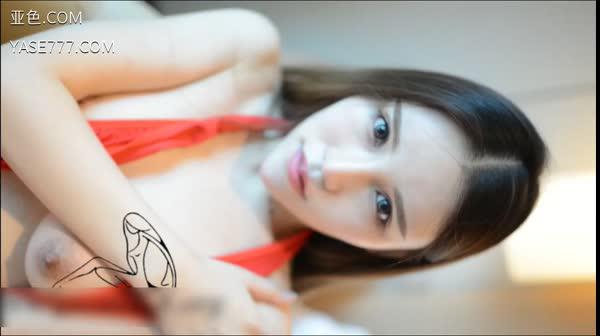 玲珑S身材外围女子函大尺度私拍摄影师也忍不住摸她奶还说她有小东西漏出来了